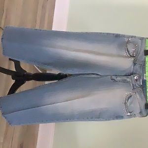 Cach’e capris jeans, size 10. In very good condition.